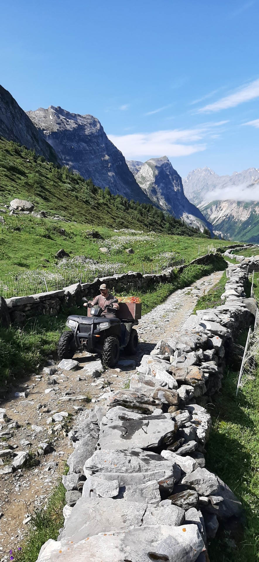 Montée en quad sur le sentier du col de la Vanoise à la Glières